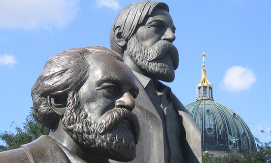 Monumento a Karl Marx e Friedrich Engels no Forum Marx-Engels, em Berlim