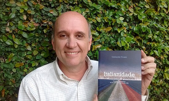 oswaldo truzzi com livro