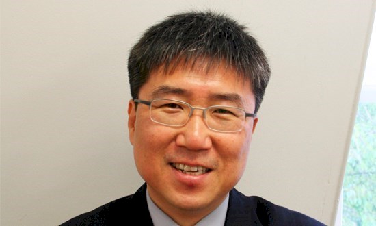  'Chutando a escada', de Ha-Joon Chang, ganha nova tiragem em 2026