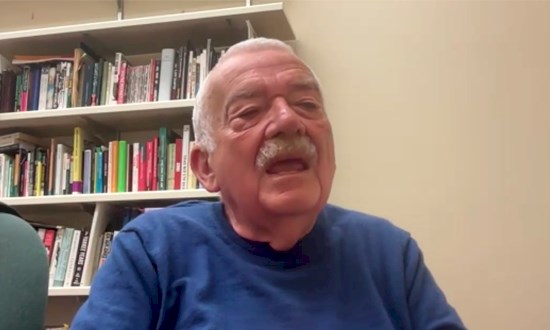 Hans Ulrich Gumbrecht analisa IA, crise das humanidades e novos modos de viver o presente