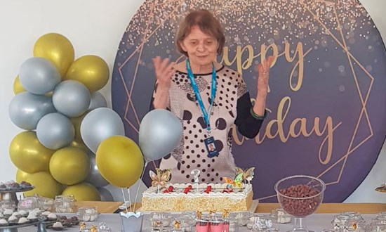 Maria Antonia, livreira da Editora Unesp, celebra 80 anos de vida e dedicação ao livro